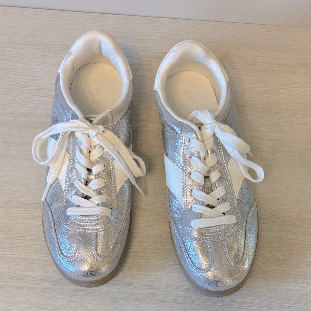 UNIVERSAL THREAD
Silver and White Women's Sneakers IN SIZE 9.5
